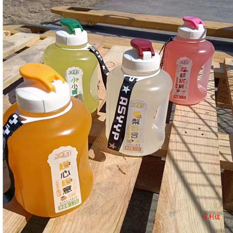 Очаруйтесь напитком из смешанного фруктового сока с большим объемом 1,25 л, содержащим небольшой лайм, снежную грушу, личи и апельсиновый сок.