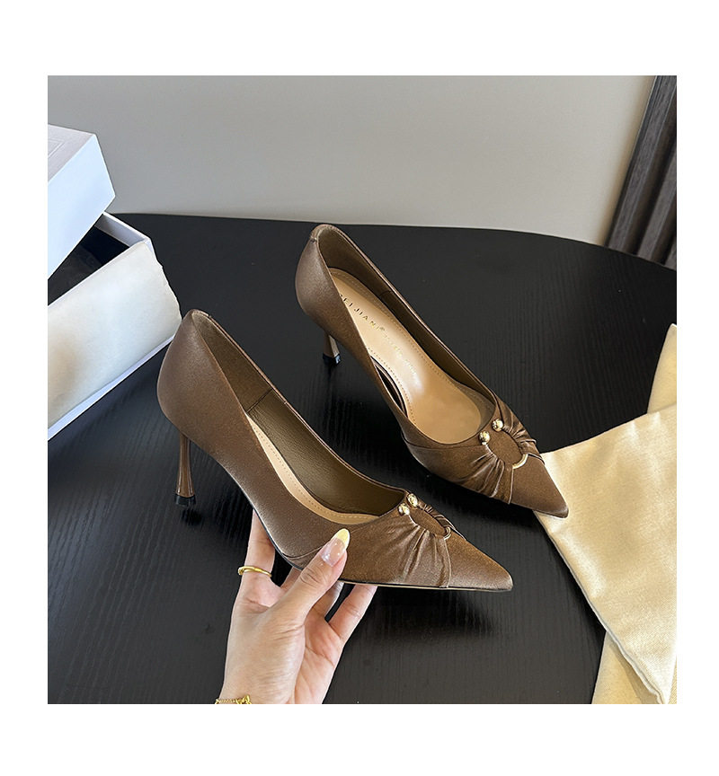 Giày cao gót nữ mũi nhọn chất liệu lụa satin nhún, gót 6–8 cm, cổ thấp — Màu be, Màu nâu, màu đen chi tiết 6
