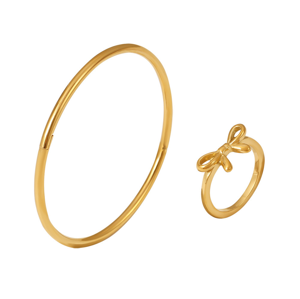 Anello con fiocco, fibbia liscia, anello semplice, bracciale in acciaio inossidabile PVD placcato oro, set di gioielli in stile Ins di moda di nicchia_voghion.com