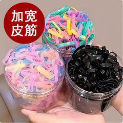 黒の使い捨てゴムの幅を広げて、子供の皮筋を厚くして髪を刺します。