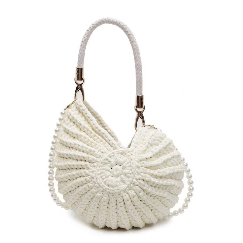 Handgewebte Tasche im Alltag