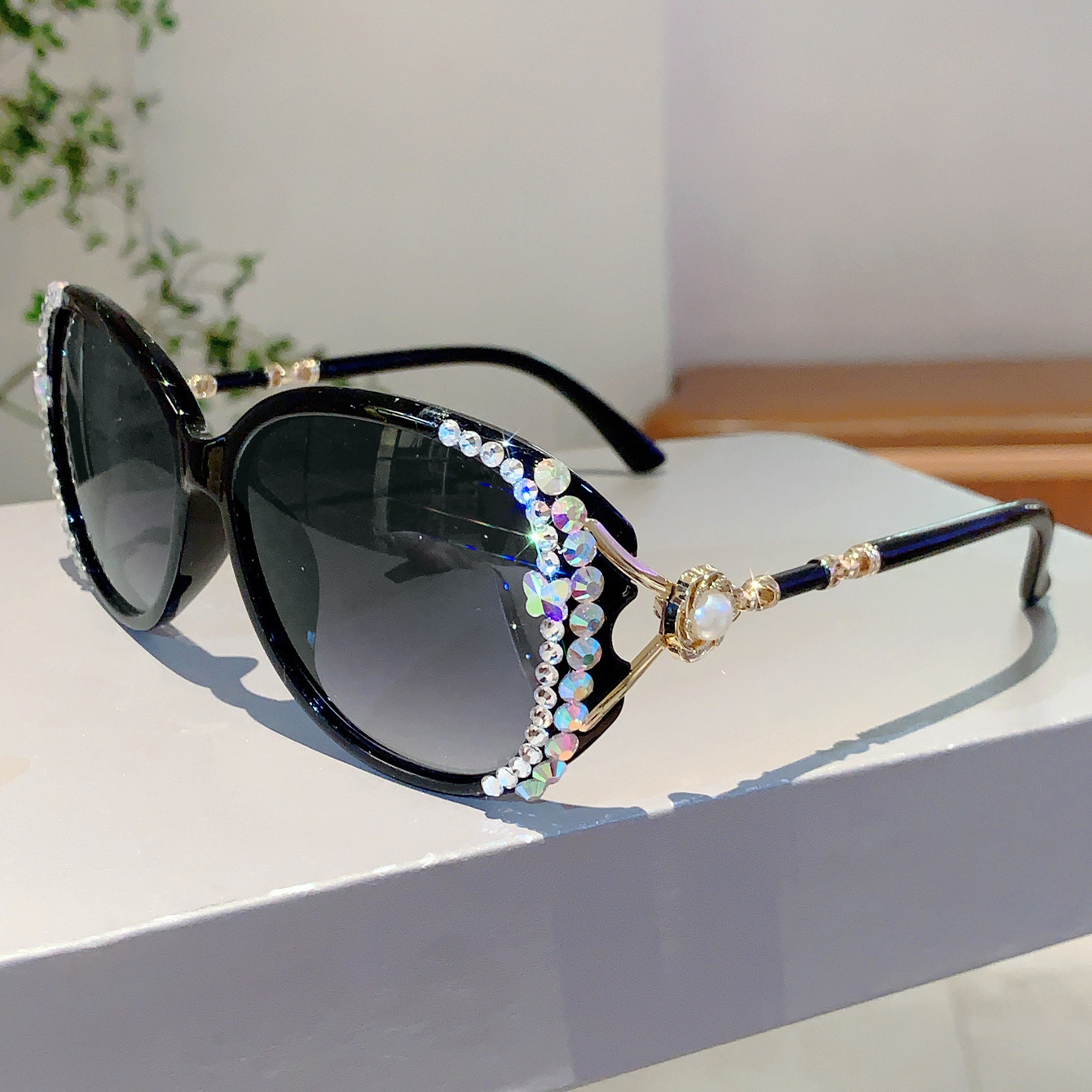 Vintage dameszonnebril met groot montuur, bezet met diamanten, luxe, klassiek retro model, UV-bescherming._voghion.com