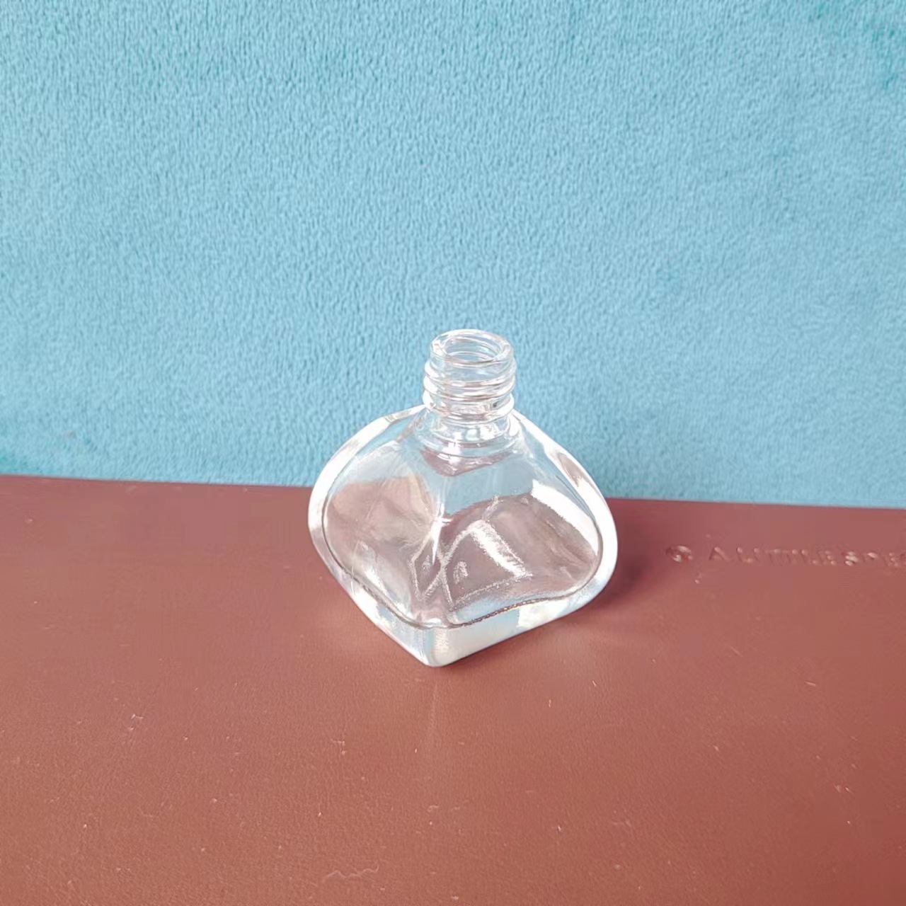 Botella de esmalte de uñas de dos cabezas Botella de pegamento para colorear productos para el cuidado de la piel Botella de maquillaje de subempaque Botella de brillo de labios portátil líquido de diferentes propiedades