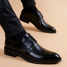 男士休闲皮鞋男韩版潮流高档男鞋新款帅气商务正装黑色透气皮鞋子