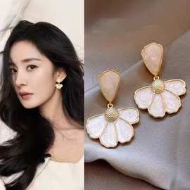 法式春夏款清新简约耳钉女精致时尚感小香风耳环白色花朵耳饰