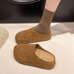 レトロなベーケンの頭の上のスリッパの女性は高くなります。
