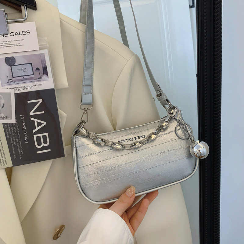 Bolso de brazo plateado de fuego para mujeres 2024 nuevo estilo de verano de lujo ligero nicho de alta calidad cadena bolso de mano para mujeres