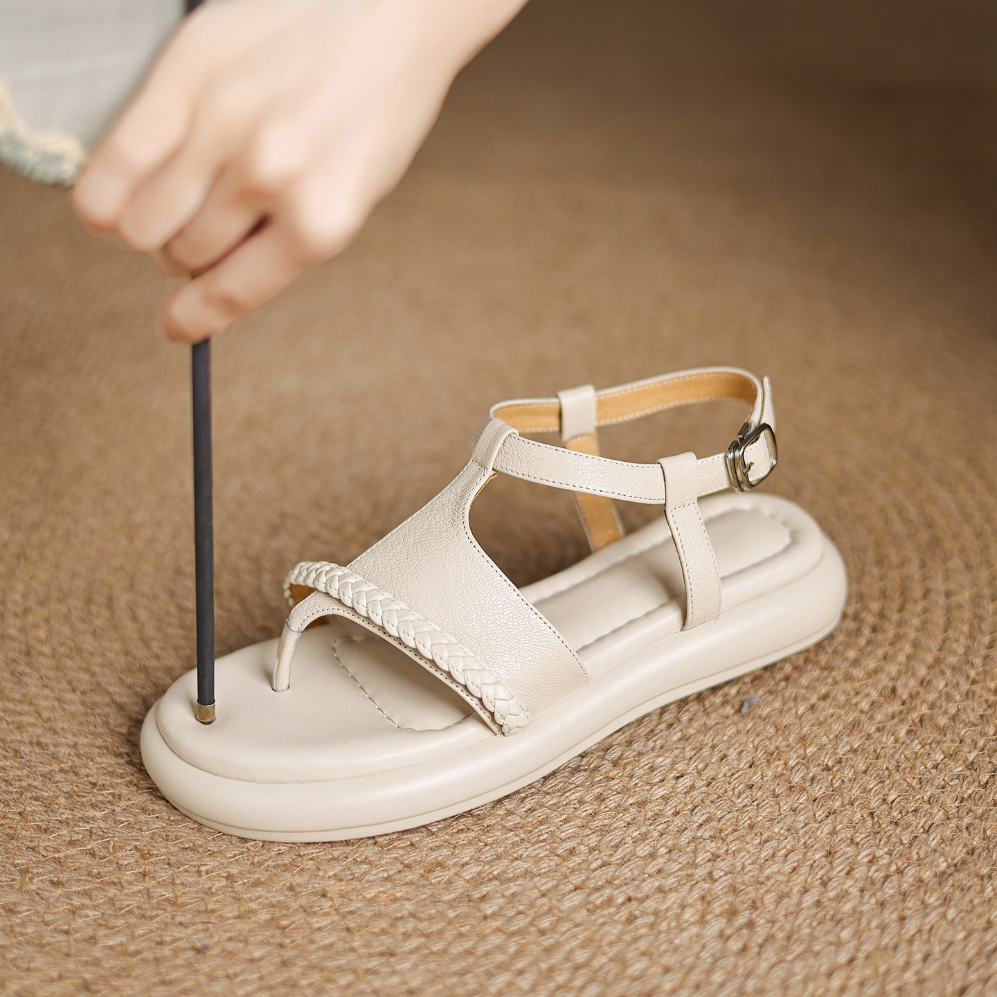 Sandal nữ quai chữ V đế bệt phong cách đi biển — màu trắng ngà