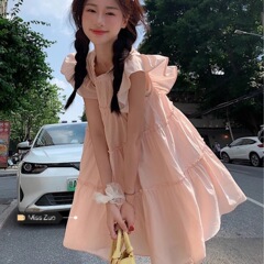 ピンクの小さい飛袖のワンピースの女性の夏の2025新型の乳系は甘美な初恋の小さい子供のスカートに乗ります。