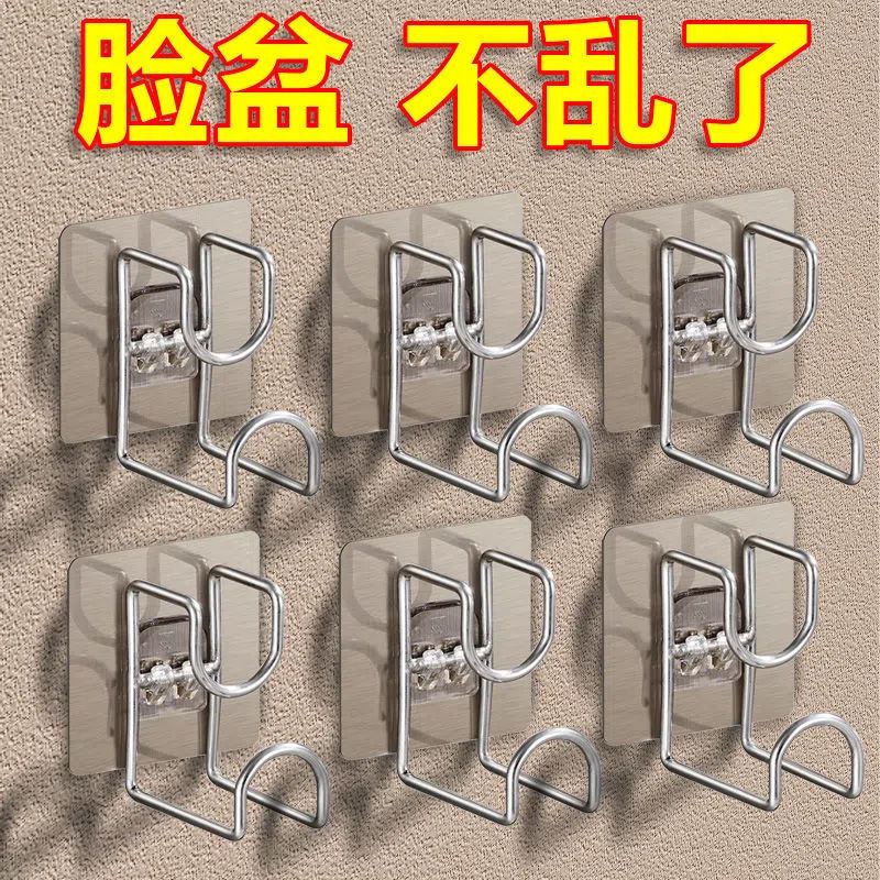 洗面器の収納棚をフックしてトイレの浴室に洗面器の神器を入れます。|undefined