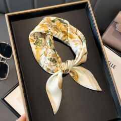 绢糸のシルクのスカーフの小さい方のタオルの女性の洋気のファッションは春と秋の冬の長い条の薄い金のマフラーに似合います。