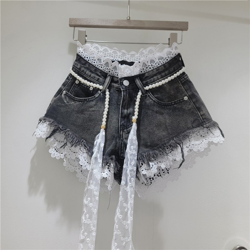 Shorts de Mezclilla con Encaje Calado, Bordes Deshilachados y Cinturón de Perlas para Verano