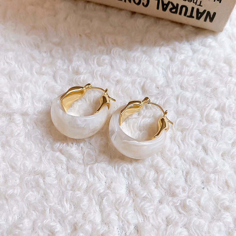 Maillard resina en forma de U hebillas de oreja retro nicho todo fósforo Pendientes de lujo ligero de temperamento de moda otoño e invierno de alta gama