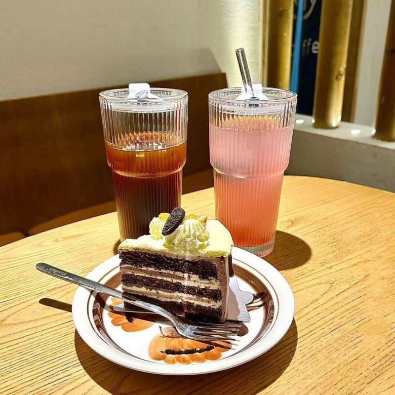 Transfronterizos ecológicos tazas de vidrio a rayas verticales tazas de café tazas de jugo tazas de agua de gran capacidad tazas domésticas con paja con cubierta