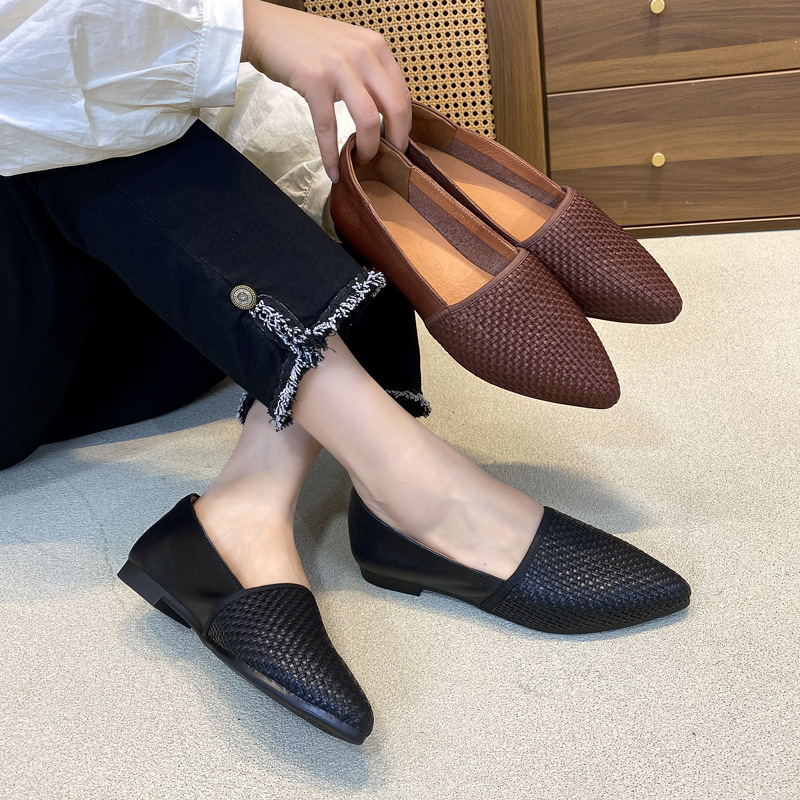 손으로 짠 뾰족한 플랫 신발 가죽 여성 부츠 2025 봄과 여름 여성을위한 새로운 첫 번째 레이어 소 가죽 뾰족한 신발
