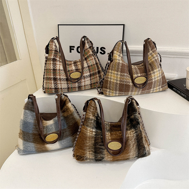 Bolsa de mano de lana retro de gran capacidad 2024 invierno nuevo estilo versátil bolso de brazo coreano bolso especial mochila mujer