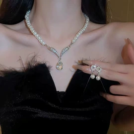项链;耳钉;手链