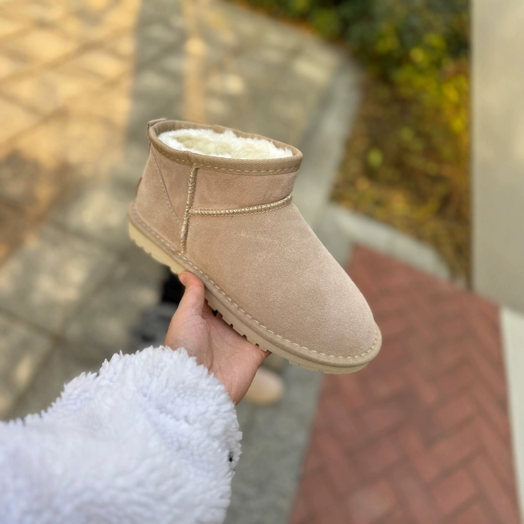 스노우 부츠 여성 가죽 양모 2024 새로운 짧은 튜브 두꺼운 벨벳 겨울 편평한 면화 신발 Zhou Dongyu