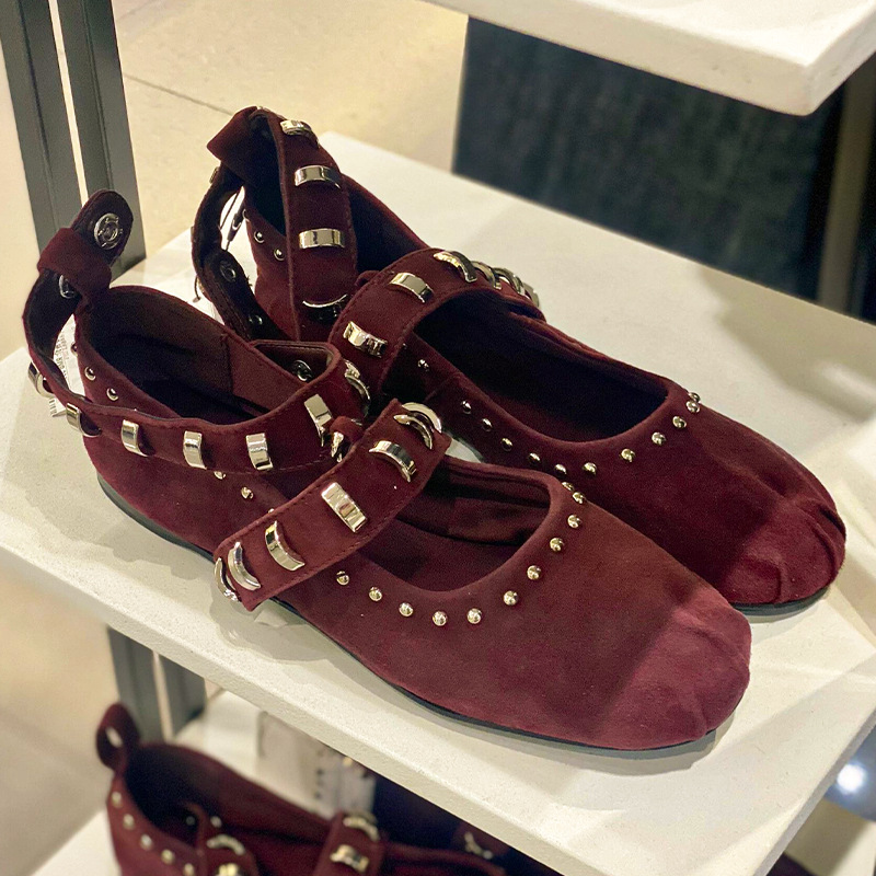 Tanzschuhe auf Lager, französisches neues Design, rote Ballettschuhe mit runder Spitze, Kreuznieten, flache Mary Janes_voghion.com