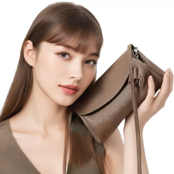 真皮小方包日常简约女包2025新款休闲小象通勤百搭盖头单肩斜挎包