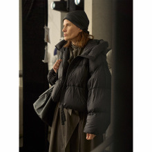 【识几】连帽保暖云朵般轻盈超柔无胆泡芙短款羽绒服外套女M9527