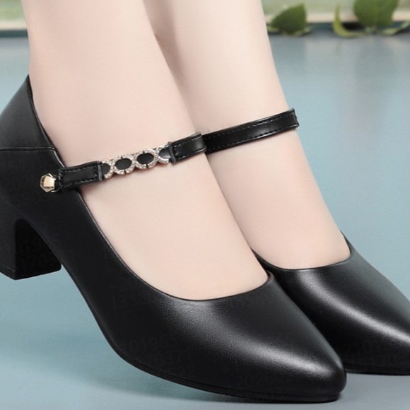 Comfortable shoes made of soft leather all-season