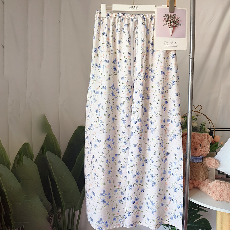 흰색 바탕에 파란색 꽃