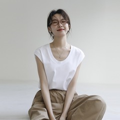 無地のワイドショルダーノースリーブTシャツ、レディースタンクトップ、重ね着、大きめラウンドネック、鎖骨見せ、ゆったり、脇肉カバー、ノースリーブトップス