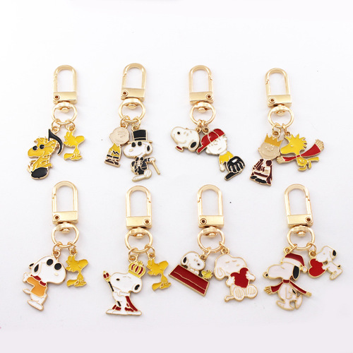 Snoopy cartoon keychain for female couples, cute little gift, alloy key chain pendant, key ring, school bag pendant