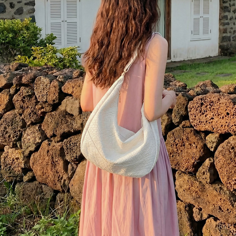 Fashionable Large-Capacity Bag with European and American Woven Design, Zipper Closure, New Dumpling Bag for Young People Commuting, Versatile Crossbody Shoulder Bag