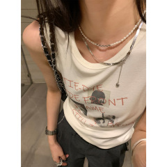 区欧陽二重畳は真珠のネックレスをつけています。