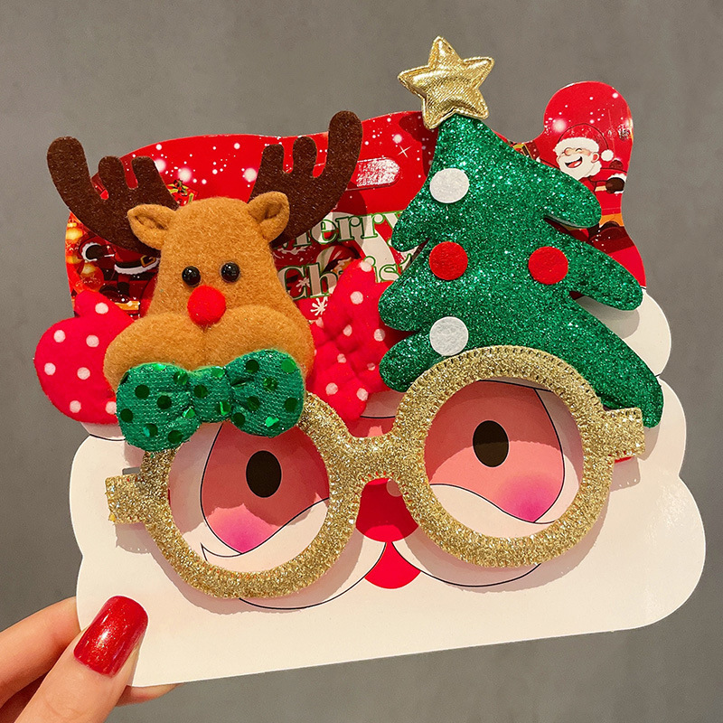 クリスマスツリーの帽子insパーティーは写真を撮って眼鏡を飾っています。子供の大人は祝日のプレゼントを飾っています。|undefined