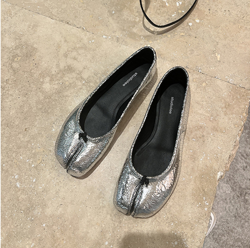 Sheepskin Version~New 2026 Spring and Autumn Women's Mirror-Finish Split-Toe Pig's Hoof Shoes, Shallow Mouth, Genuine Leather Flat Shoes to Match Skirts