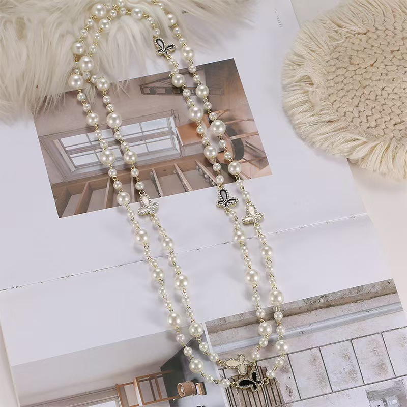 Fashionable elegant necklace from pearl