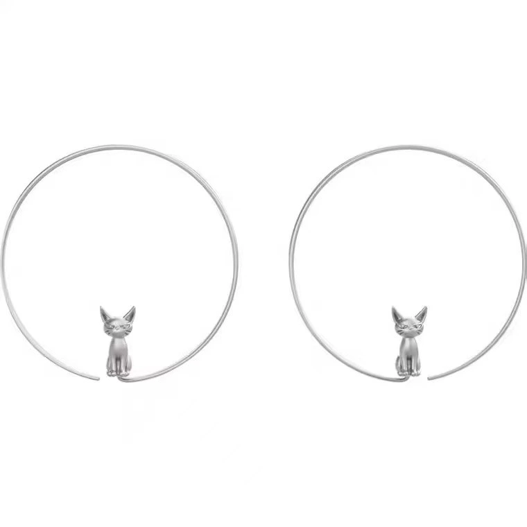 Серьги- hoop? Wait must translate properly: Hoop earrings, cat charm, universal hula‑hoop style, bright white, lightweight (0.005 kg)