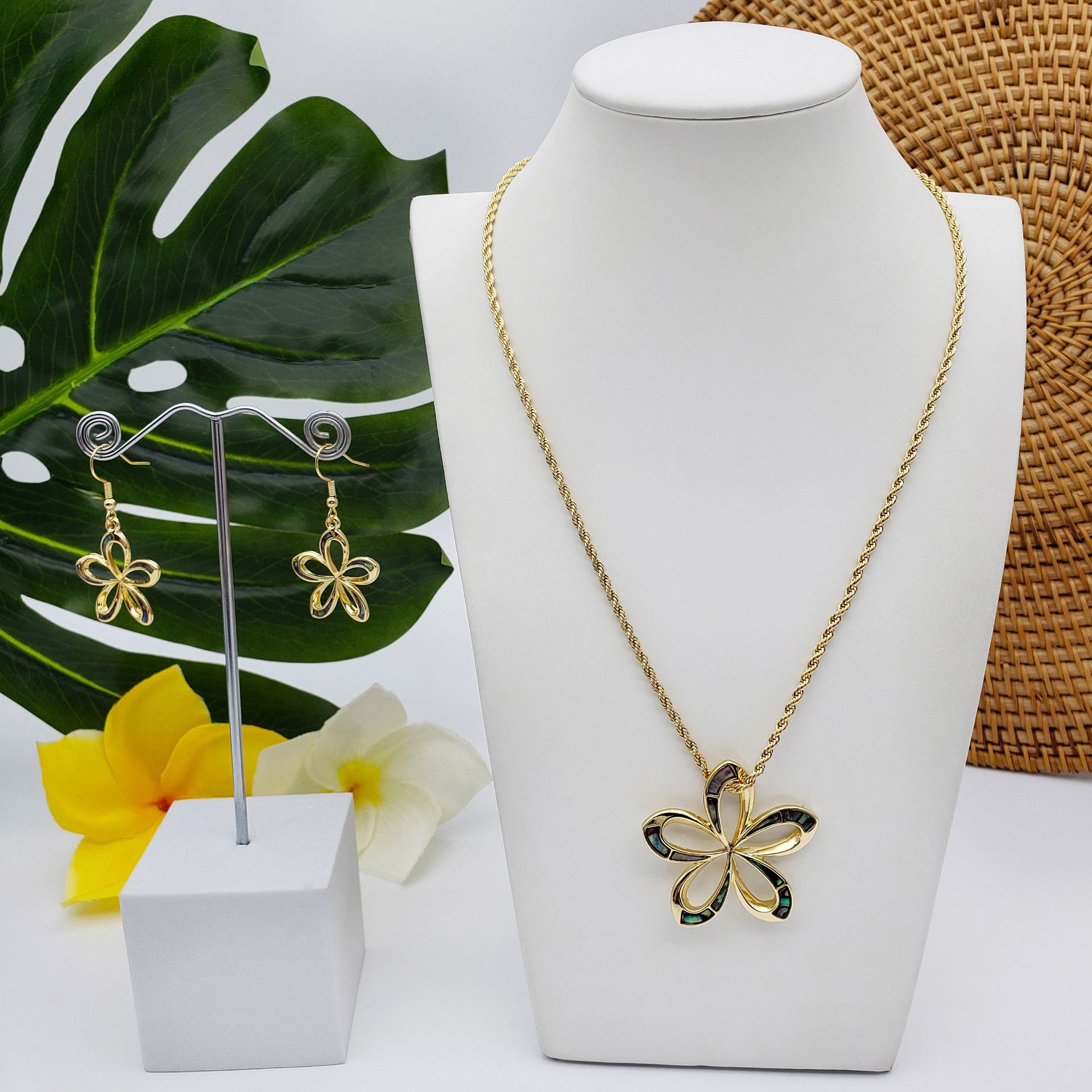 Conjunto minimalista de joyería con concha natural de abulón, flor dorada galvanizada estilo vacaciones de playa