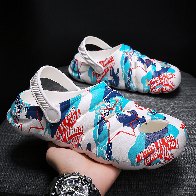 Nuevos zapatos agujeros de mierda de verano para hombres, sandalias de playa al aire libre antideslizantes, moda, zapatillas casuales.