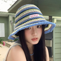カラーストライプの草編み漁師帽女性夏の海辺の砂浜の通気性があります。