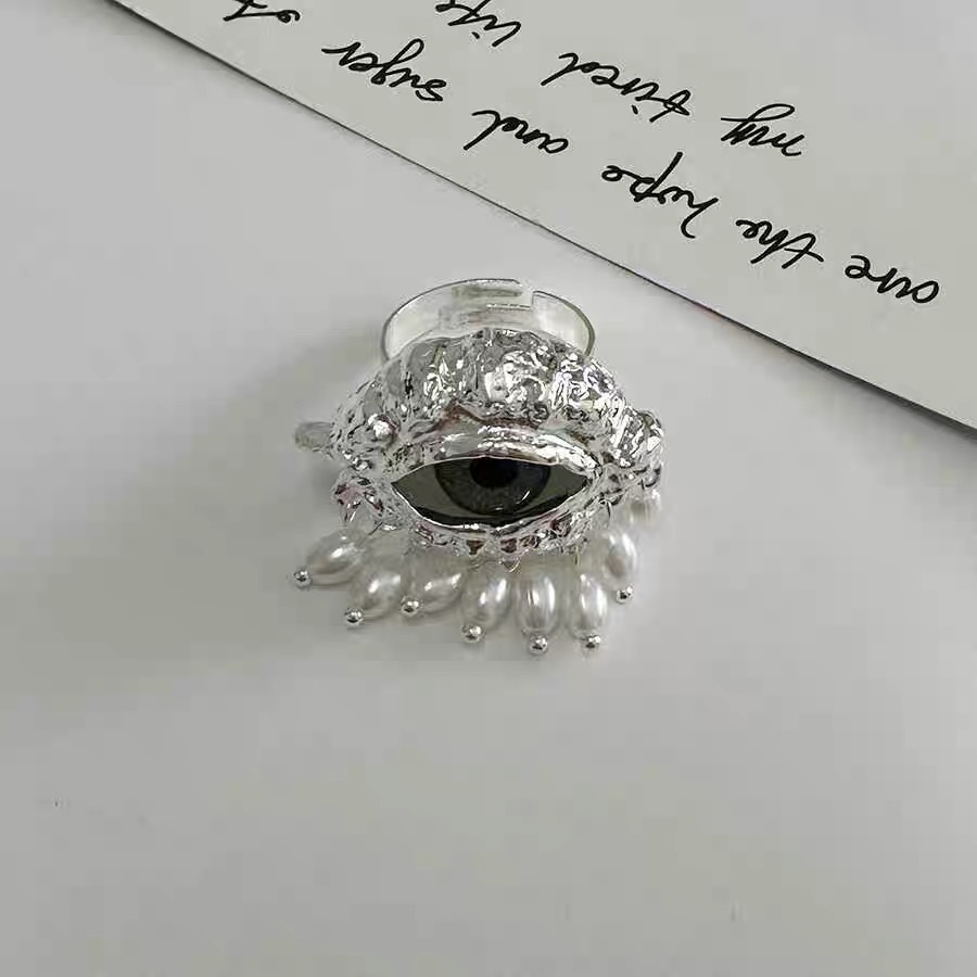 Funkelnder Ring für Damen, mit romantischem Flair gefertigt. Elegant und komfortabel, entworfen, um Ihren Charme zu unterstreichen. Ein dezentes und dennoch atemberaubendes Schmuckstück für Verabredungen._voghion.com