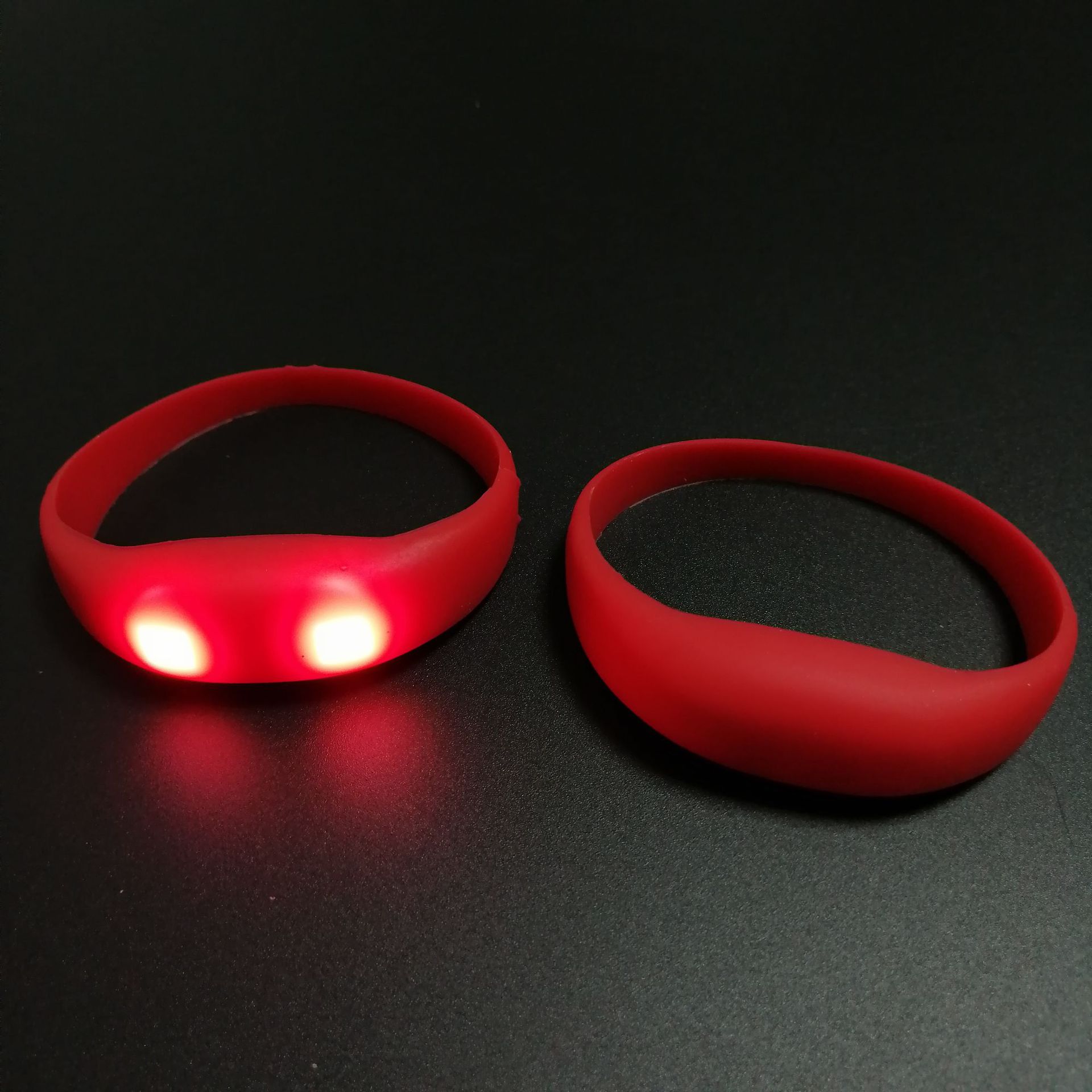 8 colores opcionales de control de voz de silicona pulsera luminosa logotipo personalizado regalo de concierto prop led pulsera luminosa botón