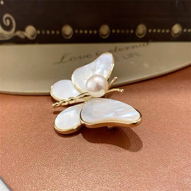 10g Weight Artificial Pearls Inlay Material Brooches Classification Sweet Pin Butterfly Alloy Artificial Pearls Women'S Brooches