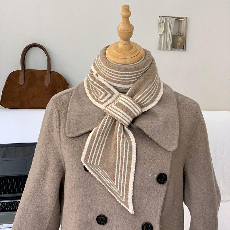 Bufandas de invierno para mujeres nuevas rayas clásicas en blanco y negro versátiles coreanas de decoración de cuello perezoso temperamento bufandas de cuello