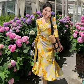 金黄色花卉法式风情印花裹身度假长裙图片色雪纺修身型源头工厂