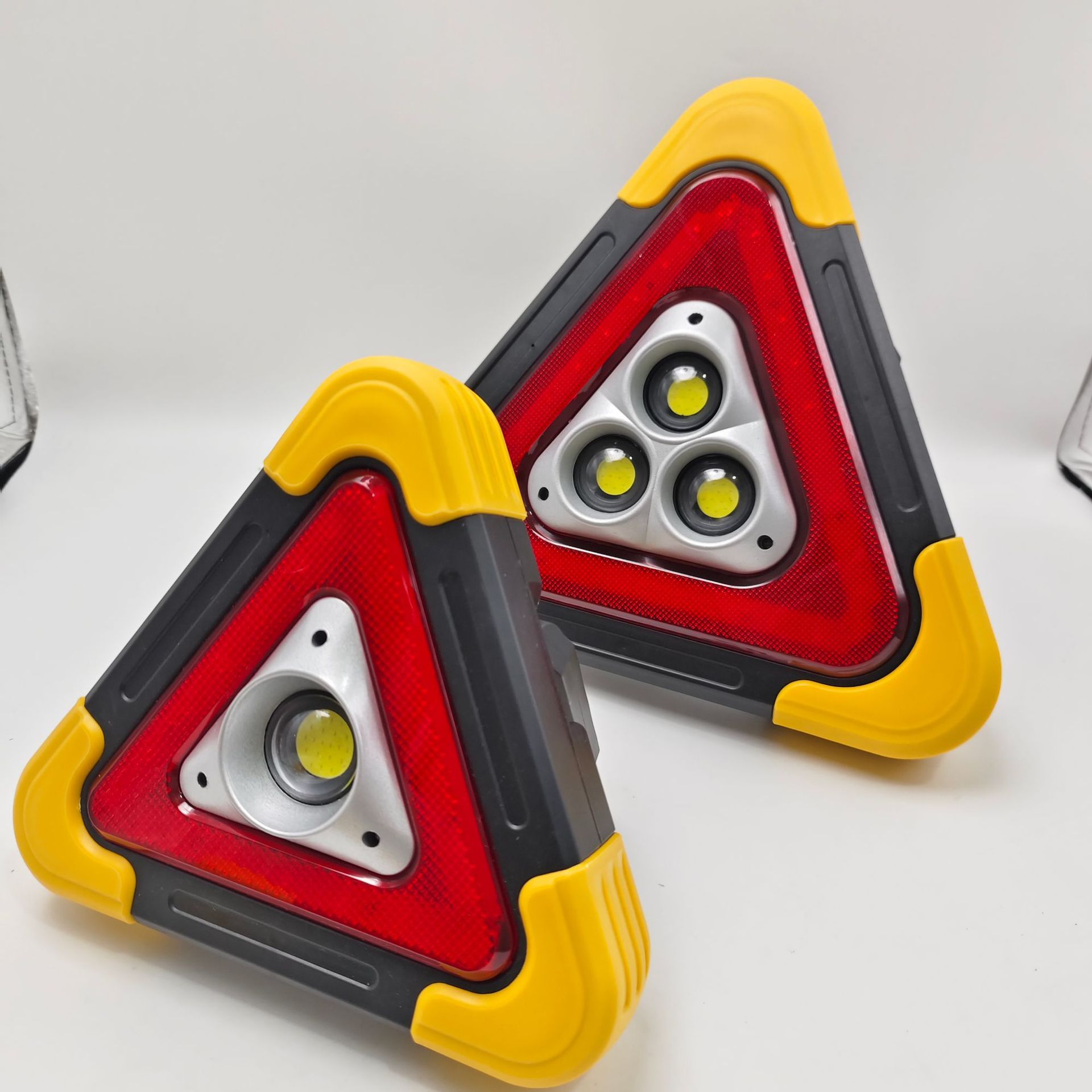 Car warning sign with LED lighting, USB charging port, solar-powered triangular warning sign