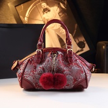 大容量名牌女包包2025新款春季斜挎手提饺子包刺绣枕头复古妈妈包