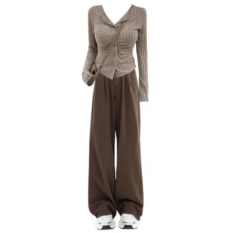 Knitted design cardigan, fitted brace