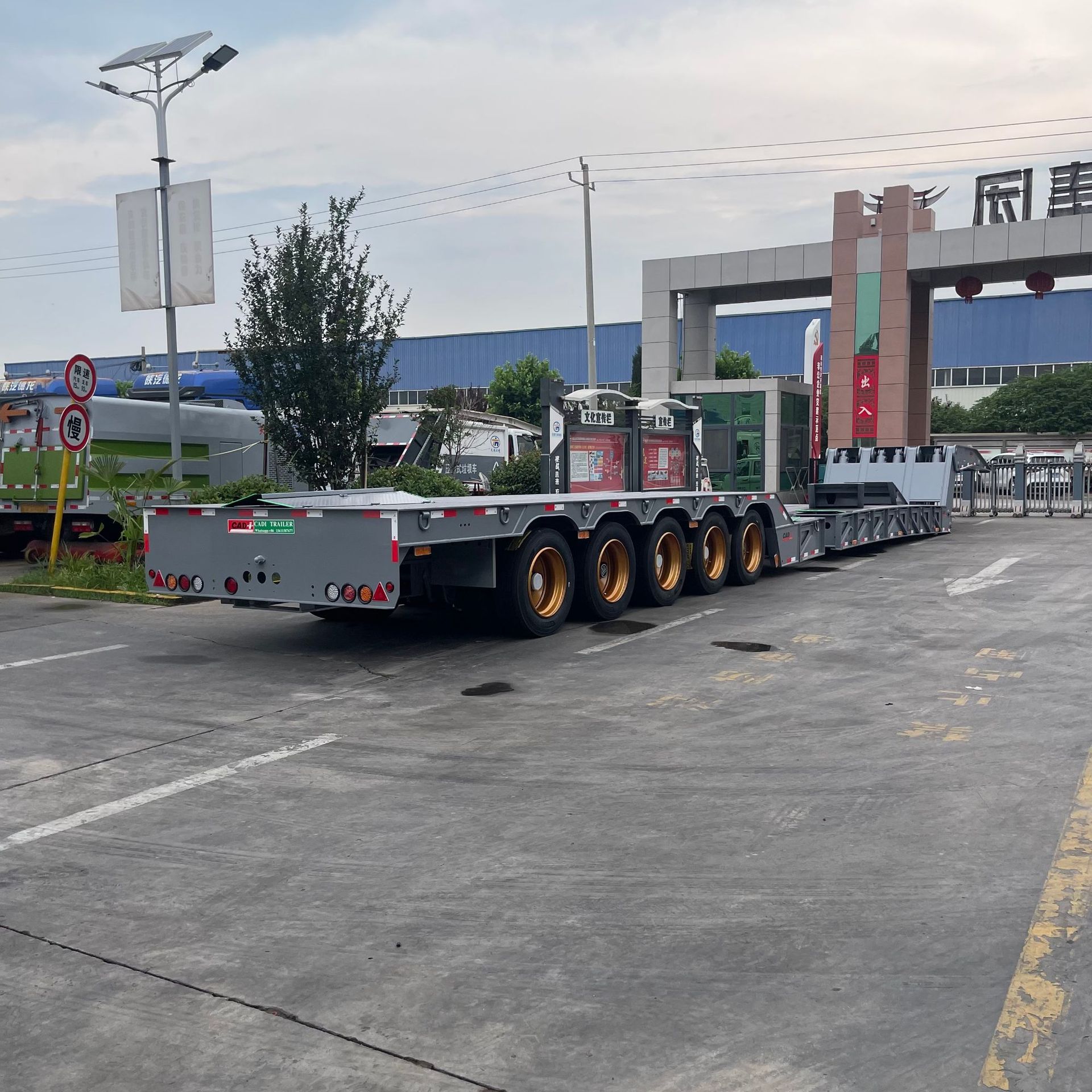 The Factory Supplies and Sells Special Low-Bed Semi-Trailers for Heavy Machinery Transport, Foldable Gooseneck Trailers with Powerful Engines
