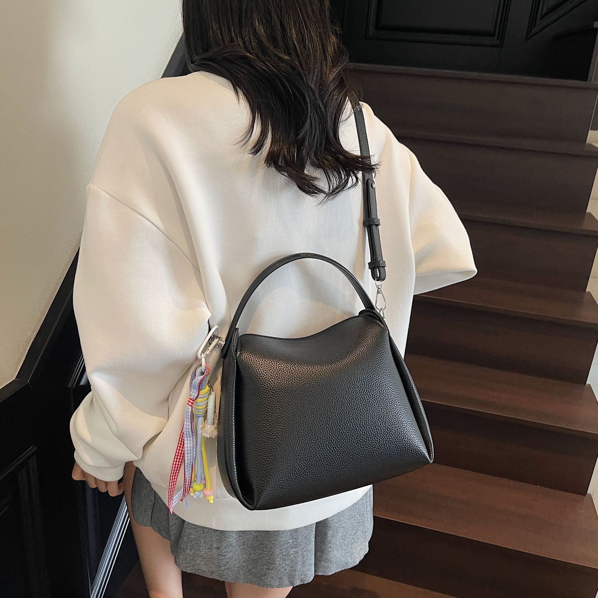 Bolso pequeño de mano para mujer 2025 nuevo bolso de mensajero de hombro de moda de lujo ligero bolso de caja de almuerzo de alta gama de nicho bolso de cubo