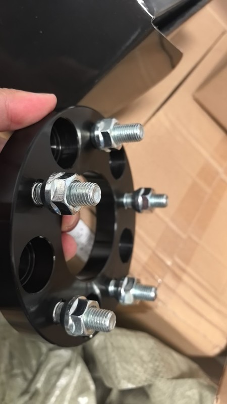 B1053 は、厚さ 30 mm のフロント ブロンコ タイヤ拡張フランジに適しています。4 個セットです。|undefined