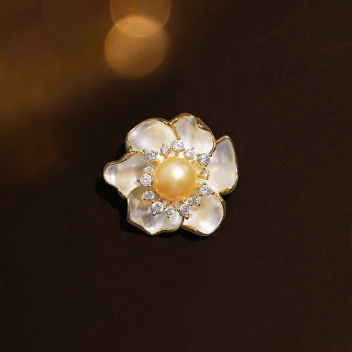 New women's camellia brooch, niche design jewelry, light luxury, retro palace atmosphere, personality and trend